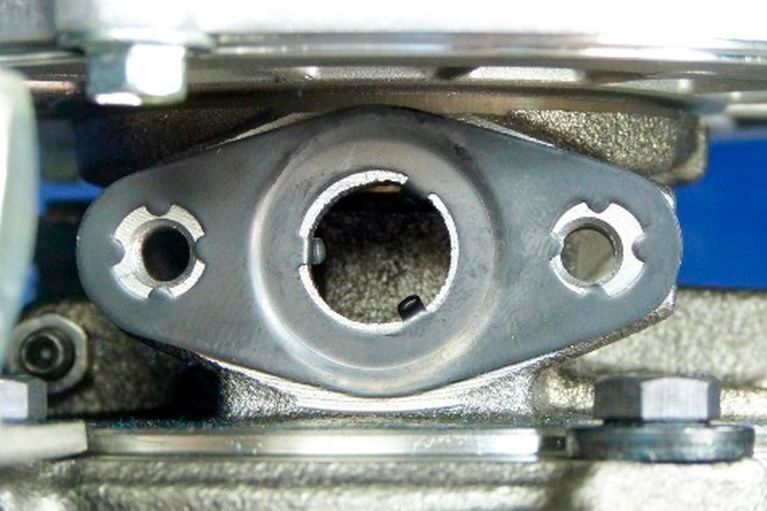 Die Metalldichtung mit Führungsnasen soll beim Einbau nicht verrutschen können. (Motair)