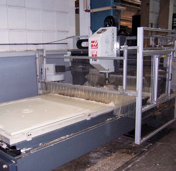 Diese Fräsmaschine für Filterplattenrohlinge aus Polypropylen wurde mit einer Sicherheitskomplettlösung nachgerüstet. (Bild: ABB)