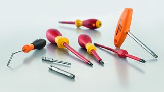 Weidmüller ergänzt sein Schraubendreher-Sortiment um einen abgewinkelten Federstecher, Innensechsrund(Torx-) Quergriffe und Bits, Plus-Minus-Schraubendreher und -Wechselklingen sowie Robertson- (Innen-Vierkant-) Schraubendreher. (Bilder: Weidmüller)