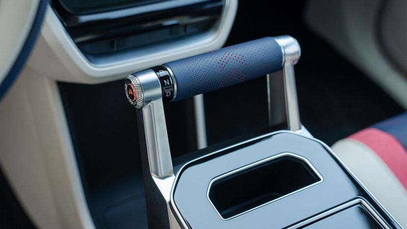 Man kommt immer wieder mit dem Knie an den Wahlschalter für die Fahrtrichtung. (Bild: Aiways)