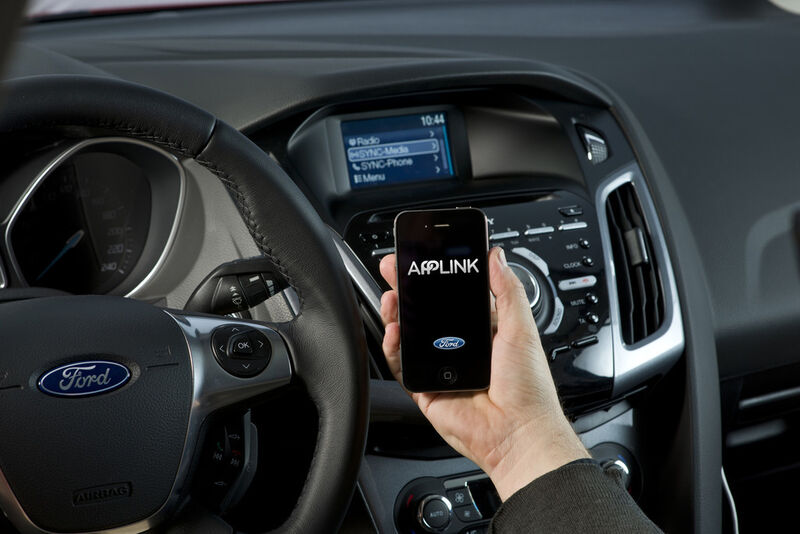 Ford-Fahrer sprechen dank neuer Technologie mit dem Smartphone und können dabei Musik via Spotify genießen. (Bild: Ford)