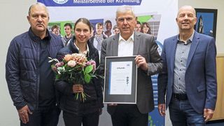 Blumen und Urkunde für die große Leistung: Anna-Maria Stöckl erhielt die Glückwünsche von gleich drei Vertretern der Kfz-Innung: (v. l.) Berufsbildungsreferent Johannes Lock, Obermeister Johann Bader und BBZ-Leiter Klaus Epple. (Bild: Kfz-Innung München Oberbayern)