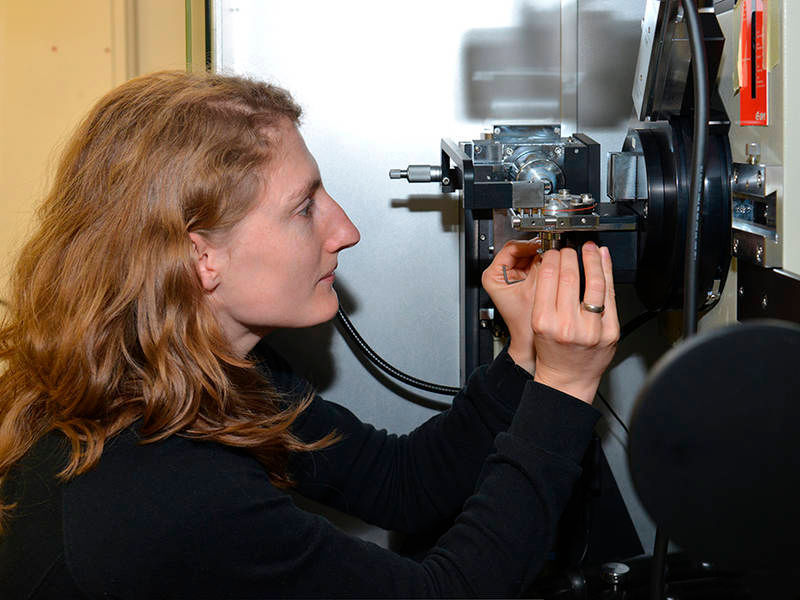 Irmgard Buchberger untersucht am Röntgen-Diffraktometer die Akkualterung. (Andreas Battenberg / TUM)