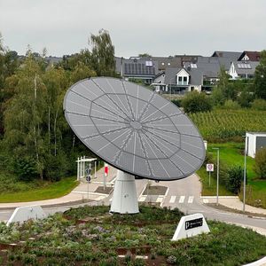Solartracker: Den Eingangsbereich des „All Electric Society“-Parks in Blomberg bildet ein beweglicher Solarbaum mit einem Durchmesser von 12 Metern.(Bild:  Kristin Rinortner)
