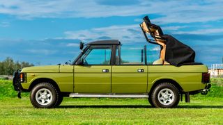 Der Range Rover wurde vom Karosseriebauer Rometsch verlängert und im Stil eines Landauletts umgebaut. (Bild: Classic Trader)
