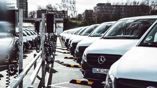 In Bochum und in Essen hat Lueg in den Amazon-Verteilzentren auch die Planung und den Aufbau von Ladesäulen übernommen. In Essen sind es knapp 340 Ladepunkte mit 22 kW.  (Bild: Lueg Basecamp)