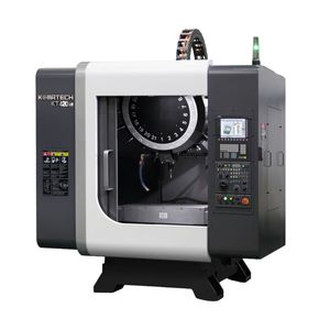 Komatech KT 420L : dotée d'une table élargie et d'une course en X de 700 mm, cette version offre un espace de travail accru pour de plus grandes pièces, sans aucun compromis sur la dynamique.(Source :  Tolus Group)