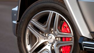 Bremsen sind sicherheitsrelevant – und sie packen im Zusammenspiel mit den Reifen immer besser zu. (Mercedes-Benz)