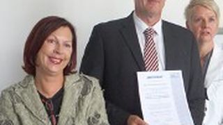 Heiko Lorenz, Trainingsleiter DAF Trucks Deutschland, präsentiert das Zertifikat, zu dem Ulrike Spanke (li.) und Birgit Behrens gratulieren. (Foto: ZDK)