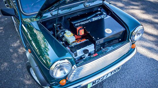 Die elektrische Antriebstechnik passt in den Motorraum.(Bild:  Recharged Heritage)