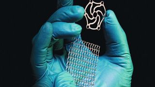 Die von Precision Micro hergestellten photochemisch geätzten Titan-Teile erfüllen die höchsten Ansprüche an den Sauberkeitsgrad. (Precision Micro)