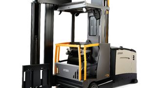 Der Hochregalstapler Crown TSP ist mit RFID-basierten Auto-Fence- und APS-Technologien erhältlich. (Crown)