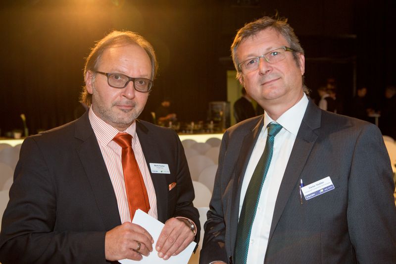 Martin Puscher (l.) aus dem Organisationsteam von Tech Data befragte Dieter Stubler von IndependIT Integrative Technologies zu seinen Eindrücken. (AlexSchelbert.de)