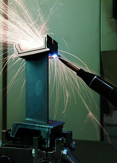 Nach dem Beschichten der Turbinenschaufeln werden Kühlluftbohrungen in das Schaufelblatt gelasert. (Archiv: Vogel Business Media)