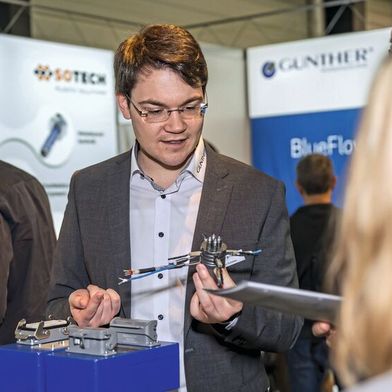 Die Besuchenden der Swiss Plastics Expo können sich auf Inspiration aus der Kunststoffindustrie entlang der gesamten Wertschöpfungskette, auf Fachwissen zu aktuellen Themen wie Künstliche Intelligenz und Nachhaltigkeit sowie auf zahlreiche Networking-Möglichkeiten freuen. (Bild: Christoph Arnet)