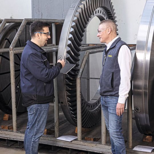 Eine erfolgreiche Zusammenarbeit: Dr. Thomas Glaser im Gespräch mit dem Horn-Aussendienstmitarbeiter Stephan Weiss. Im Hintergrund steht das passende Tellerrad zu dem gefrästen Ritzel.(Bild:  Horn / Sauermann)