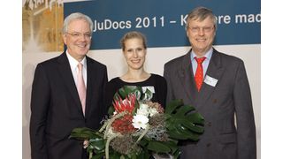 Die Preisverleihung (v.l.n.r.): Prof. Achim Bachem, Vorstandsvorsitzender des FZJ, Preisträgerin Dr. Nina Richter, Prof. Karl-Erich Jäger, Direktor IMET und Beiratsvorsitzender Evocatal.  (Bild: Forschungszentrum Jülich GmbH)