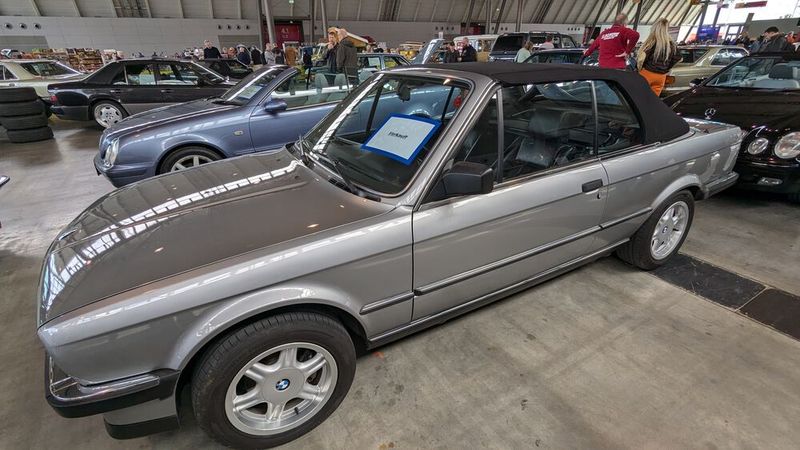 Vereinzelt sah man bereits am Freitag Fahrzeuge, gekennzeichnet mit dem Schild „Verkauft“. Mit Blick auf das Stuttgarter Preisniveau eher ungewöhnlich. (Bild: Dominsky – VCG)