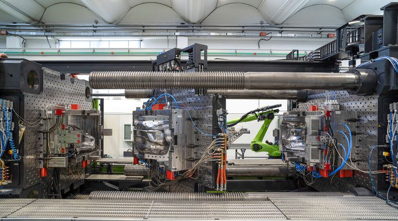 A view into the mould area of the Engel duo 4000 combi M with 40000 kN clamping force. The turning-platen design allows several processes to be combined in a single mould, from film back-moulding to flooding with polyurethane. For processors, this means shorter process chains and lower unit costs in the production of large-format exterior components. (Source: Alessandro Cereda/ Engel)