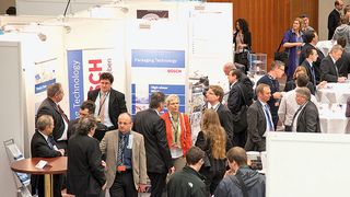 Neben vielen Vorträgen bot auch eine Rundgang durch die Ausstellung viele Anknüpfungspunkte zum fachlichen Austausch. (Bild: Concept Heidelberg)