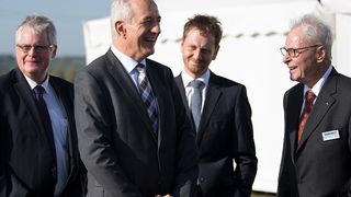 Bei der offiziellen Einweihung des Produktionsstandortes Kodersdorf waren Landrat Bernd Lange, Ministerpräsident Stanislaw Tillich, Michael Kretschmer und Peter Wilhelm Borbet (v.l.n.r.) anwesend. (Borbet)