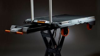 „xetto“ ist eine einfach zu handhabende Be- und Entladevorrichtung mit Schienensystem und Sicherheitsstopp. (Hoerbiger)