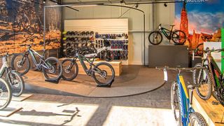 Auto Mega Store, ein freier Händlerbetrieb im bayerischen Ergolding, ist im September mit dem Konzept des Franchisegebers E-Motion in das E-Bike-Geschäft eingestiegen. (Bild: Auto Mega Store)