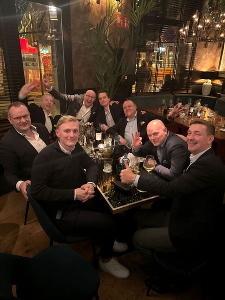 Harri Ekholm (Solum) und seine skandinavischen Kunden genießen den Sangria. (Bild: Vogel IT-Medien)