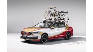 Das zehnte Škoda Azubi Car heißt L&K 130. Die Azubis reichten Dutzende von Farbvorschlägen ein. Die gelungene Kombination aus Weiß, Gold, Tiefrot und Schwarz verleiht dem Fahrzeug ein unverwechselbares und majestätisches Aussehen. (Bild: Škoda Auto)