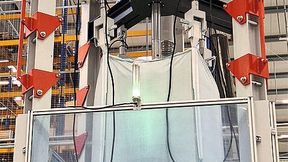 Hält der Sack? Auf der Interpack konnten sich Besucher von der Robustheit der Bib Bags überzeugen, eine spezielle Testeinrichtung machte es möglich. (Bild: Starlinger)