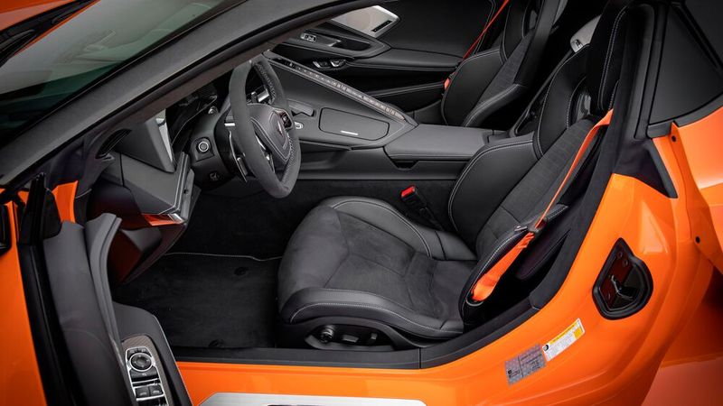 Wie üblich muss man einen breiten Schweller übersteigen. (Bild: Chevrolet)