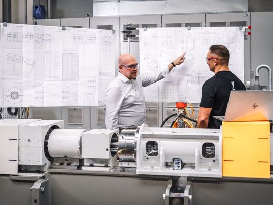 Ergebnisdiskussion zur Abnahme­­prüfung von Anschub­getrieben. (Bild:  Zollern)