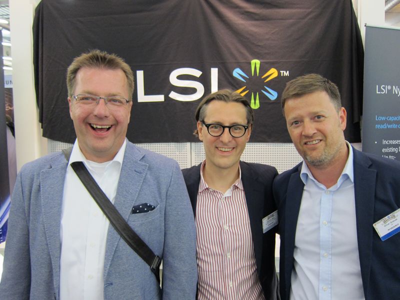 (v. l.) Andreas Hansen, Boston, Alexander Maier, Ingram Micro, und Oliver Gneuss, LSI, hatten ein spekulatives Gesprächsthema. (IT-BUSINESS)