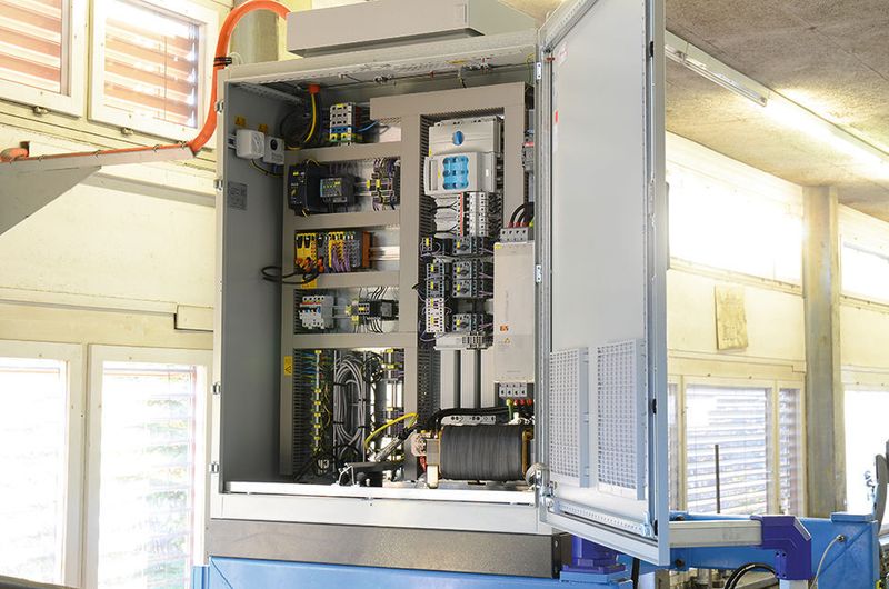 Die Komponenten von B&R sind platzsparend im Steuerschrank der Beschneidemaschine montiert. (B&R)