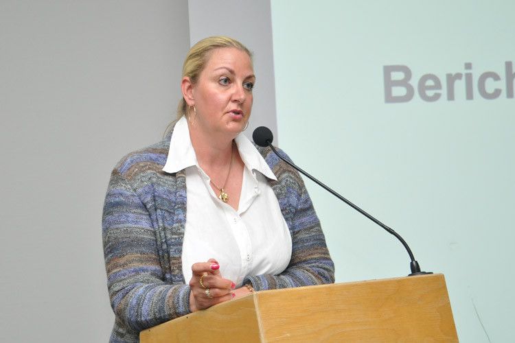 Gaby Breitenwischer skizzierte die Entwicklung der Nutzfahrzeugmarke Fuso. (Foto: Wehner)