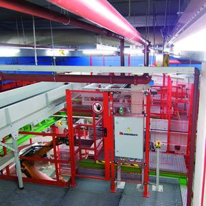 Bild 1: Im oberen Bereich der Anlage, wo ankommende Gepäckstücke vom Greiferwerkzeug aufgenommen und durch einen Scanner vermessen werden, befindet sich ein weiteres AE-Gehäuse.