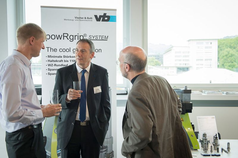 An den Ständen der Aussteller wurde rege diskutiert. (Thomas Entzeroth)