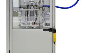 Eine neue Prüfmöglichkeit für Composites gewährleistet dieses sogenannte Rotationsschlagwerk, mit dem hochdynamische Zugprüfungen mit einem relativ langen linearen Prüfweg durchgeführt werden können, erklärt Hegewald & Peschke.  (Hegewald & Peschke)