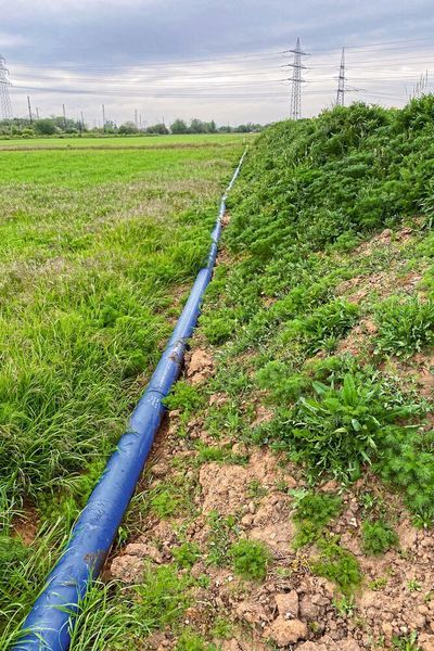 Diese zur Pumpe passenden Schnellkupplungsrohrleitungen wurden von der Hettmansperger Spezialtiefbau GmbH in Karlsruhe geliefert. Über die SK-Rohre mit ihrem Durchmesser von DN 150 wurden die 600 m3 Wasser in ein Sammelbecken gefördert.  (Atlas Copco/Keil & Purkl)