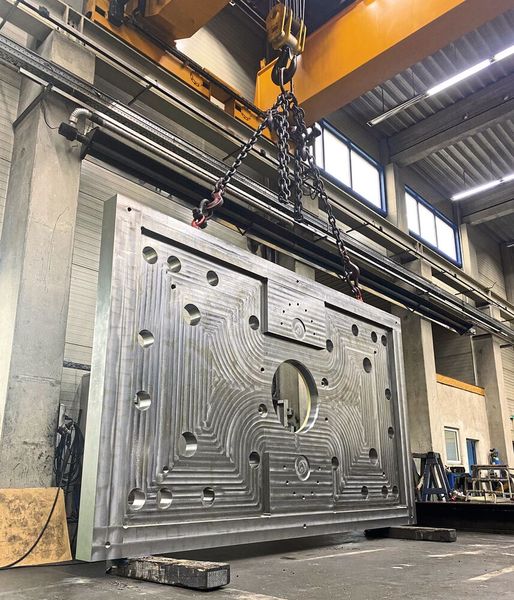 Die fertige Platte misst 5.700 Millimeter × 3.400 Millimeter × 250 Millimeter und hat ein Endgewicht von 28 Tonnen. Sie wird als Tisch in einer Hydraulikpresse verbaut. (Bild: Windschiegl)