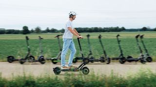 Zehn Kilometer legten die ADAC-Tester mit jedem E-Scooter zurück, hinzu kamen diverse Tests im Labor. (Bild: ADAC/Jan Steinhauer)