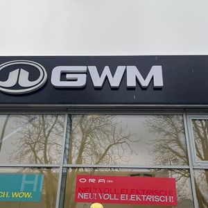 ... doch das Logo am Autohaus Radlmaier in München ist neu.(Bild:  GWM)