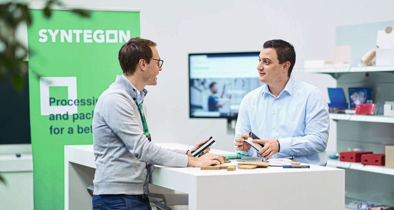 Schlauchbeutel aus Papier zu formen ist eine Herausforderung. Mit dem neu entwickelten „paper-ON-form“ Nachrüstset ist es Syntegon Technology gelungen, verschiedenste Produktformate zuverlässig in Papier zu verpacken. (Bild: Syntegon Technology)