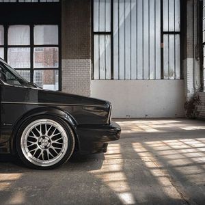 Bilbao auf Golf 1 Cabrio – Kreuzspeichen-Design mit 4-Loch-Anbindung auf klassischem Fahrzeugmodell.(Bild:  Alcar)