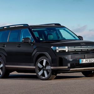 Der Santa Fe ist eher ein als Geländewagen verkleideter Van als ein echtes SUV.(Bild:  Hyundai)