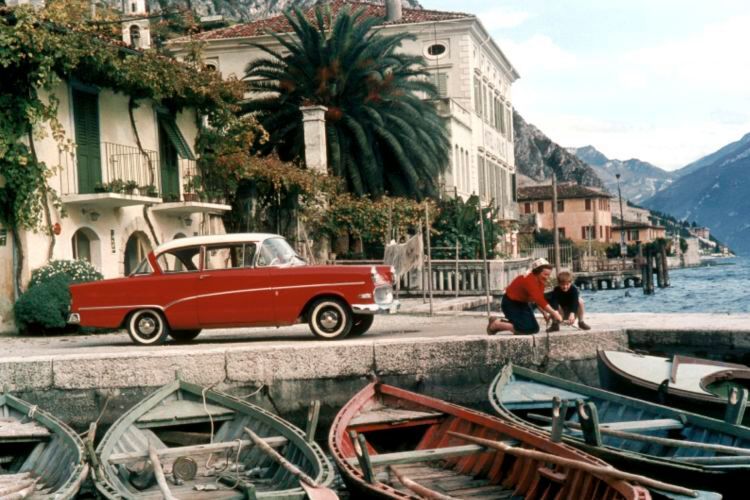 Anders als der große Kapitän war dem Rekord P1 ein großer Verkaufserfolg beschieden. Hier störte sich die Kunstschaft offenbar nicht an den ausgeprägten Panoramascheiben. Gebaut wurde der P1 von 1957 bis 1962. (Bild: Opel)