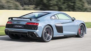 Auch das Fahrwerk wurde modifiziert: Der Vorderwagen ist über eine Querstrebe versteift, die Stabilitätskontrolle und die Lenkung wurden neu abgestimmt. (Bild: Audi)