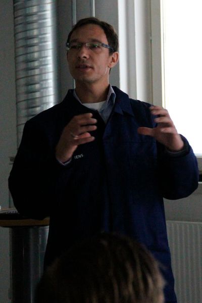 Sebastian Piegert ist in Berlin zuständig für die additive Fertigung von Gasturbinen. In Berlin fertigen sie pro Jahr 1500 Prototypen aus dem 3D-Drucker. (Käfer)