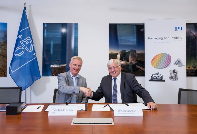 Prof. Tim de Zeeuw (links), Generaldirektor der Europäischen Südsternwarte (ESO), und PI Geschäftsführer Dr. Spanner bei der Vertragsunterzeichnung am Hauptsitz der ESO in Garching. Damit erhielt PI den Auftrag, Aktoren für die Ausrichtung der 798 Segmente des Hauptspiegels des ELT zu fertigen. (ESO / M. Zamani)