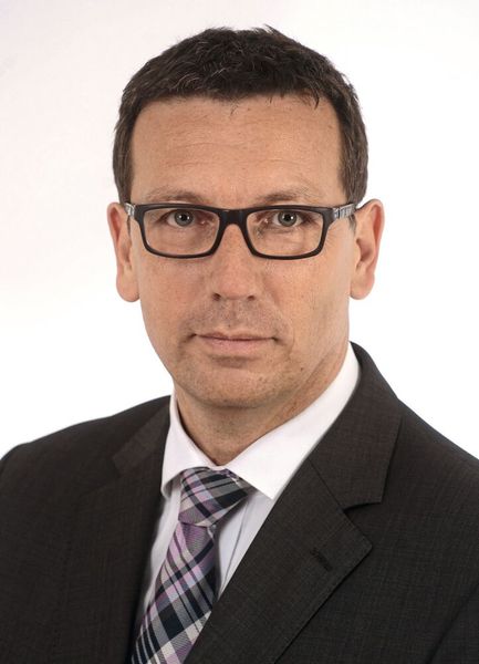 Andreas Filler, Leiter Kundenprojekte und Innovationen von Hotset: „Insbesondere für die Herstellung glatter oder kalottierter Blechformteile mit verdrehten Wölbungen, anspruchsvollen Konturen und enge Radien eröffnet das neue Temperiersystem vielversprechende Perspektiven.“ (Bild: Hotset)